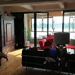 Großzügiges Zimmer mit Badezimmer in Rheinwohnung