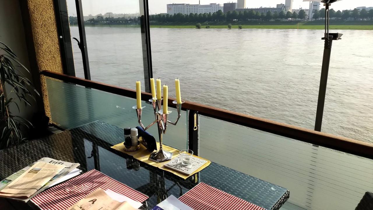 Großzügiges Mit Badezimmer In Rheinwohnung Privatunterkunft Köln